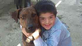 Martín junto a 'Fido', el perro que le servía de apoyo emocional.