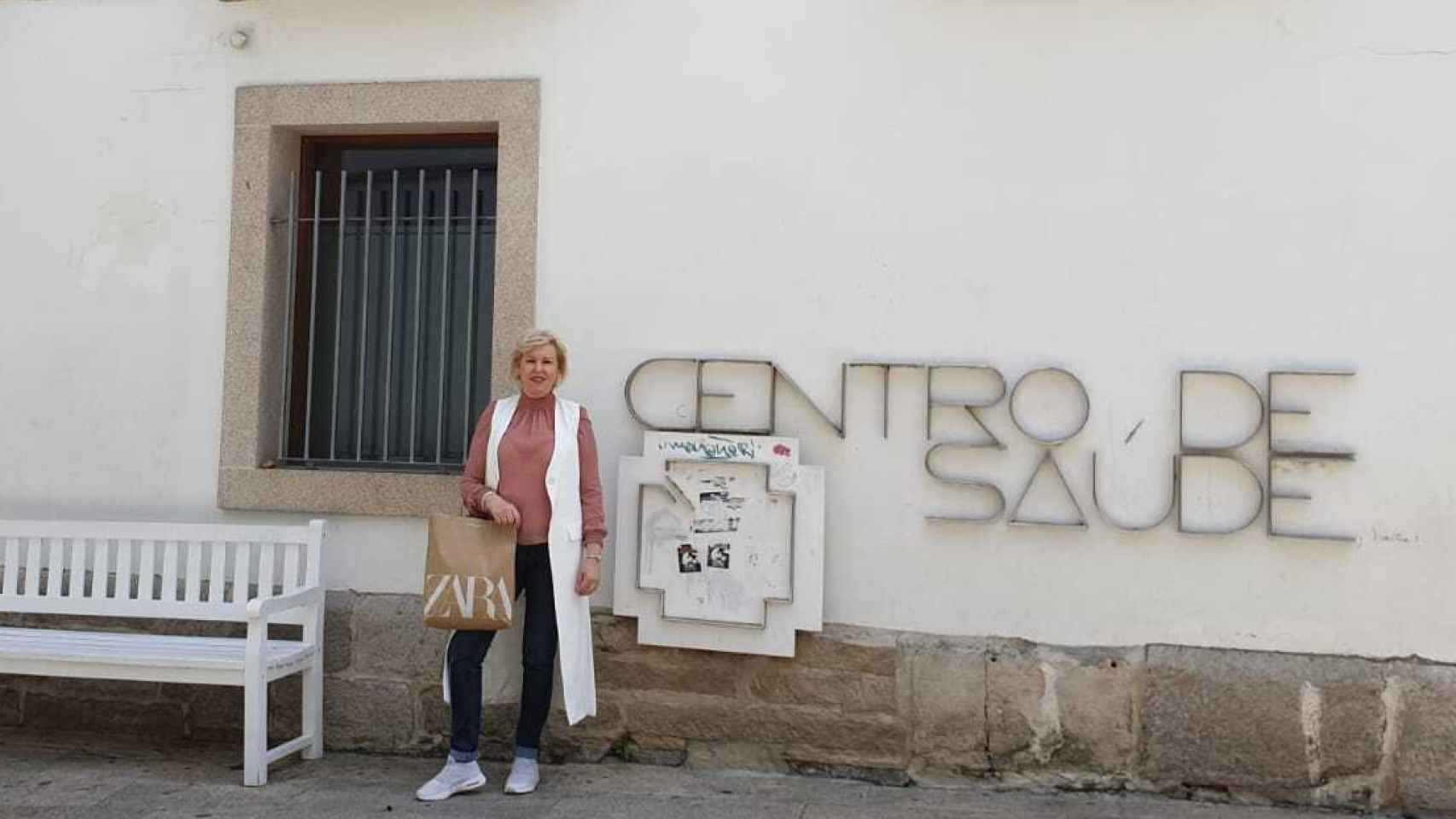 Ana posa delante del centro de salud de Vigo. Superó un cáncer de mama tras ser tratada con una máquina de Amancio.