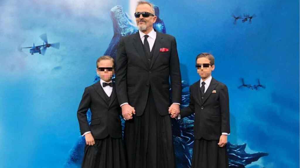 Miguel Bosé y sus dos hijos en el estreno de 'Godzilla'.
