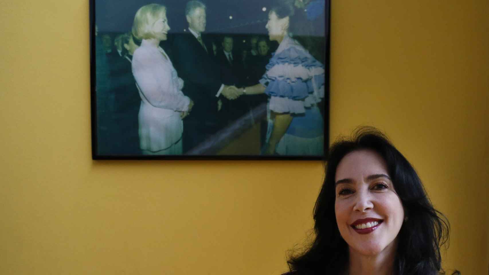 Diana Patricia muestra un cuadro del momento en el que conoció a los Clinton