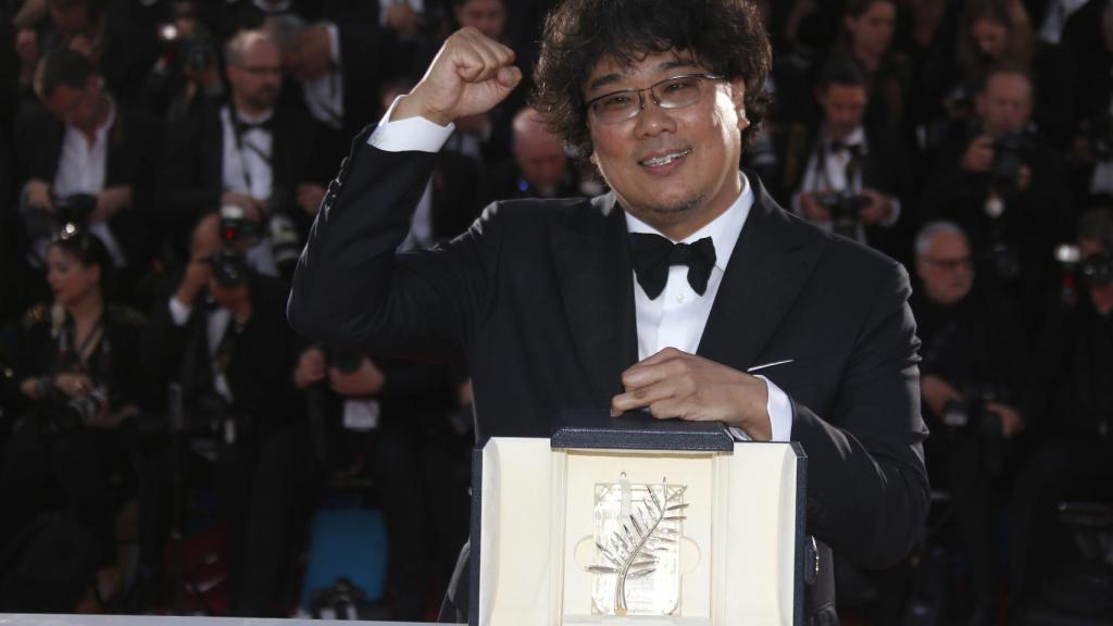 Bong Joon-Ho posa con su Palma de Oro.