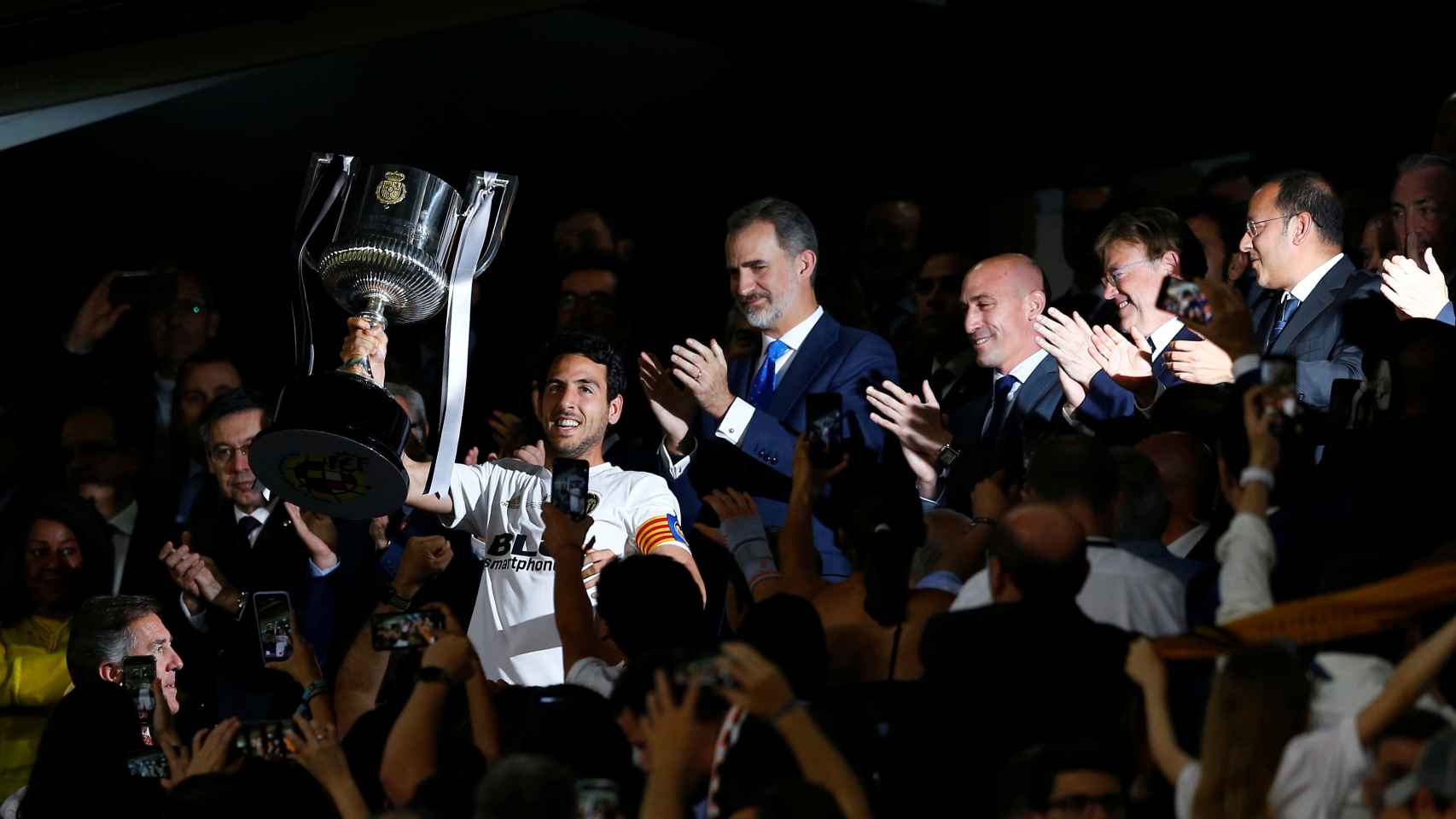 Dani Parejo levanta el trofeo de la Copa del Rey