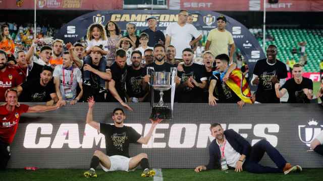 Los jugadores del Valencia celebran la Copa del Rey