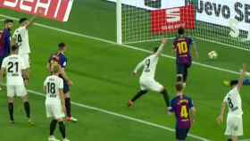 Los jugadores del Valencia reclaman fuera de juego de Leo Messi en el gol