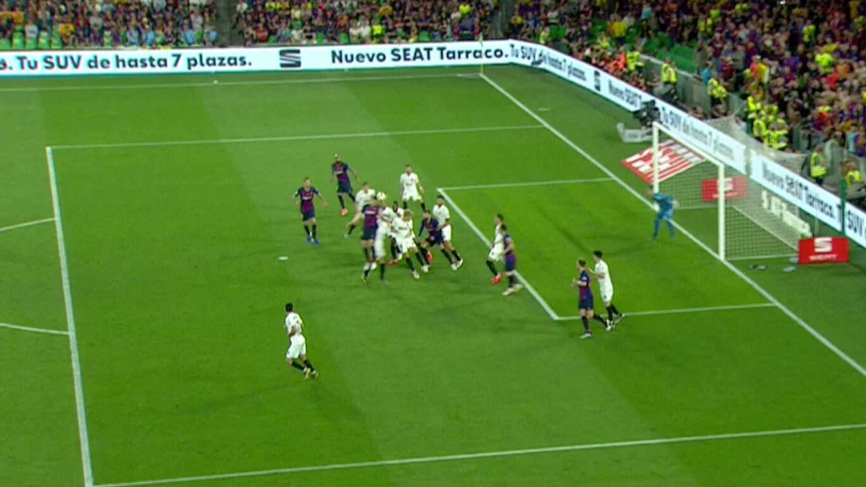 Los jugadores del Valencia reclaman fuera de juego de Leo Messi en el gol
