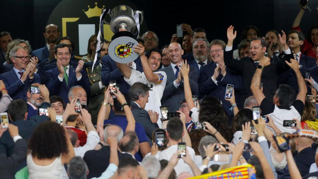 Dani Parejo levanta el trofeo de la Copa del Rey