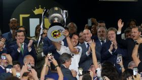 Dani Parejo levanta el trofeo de la Copa del Rey