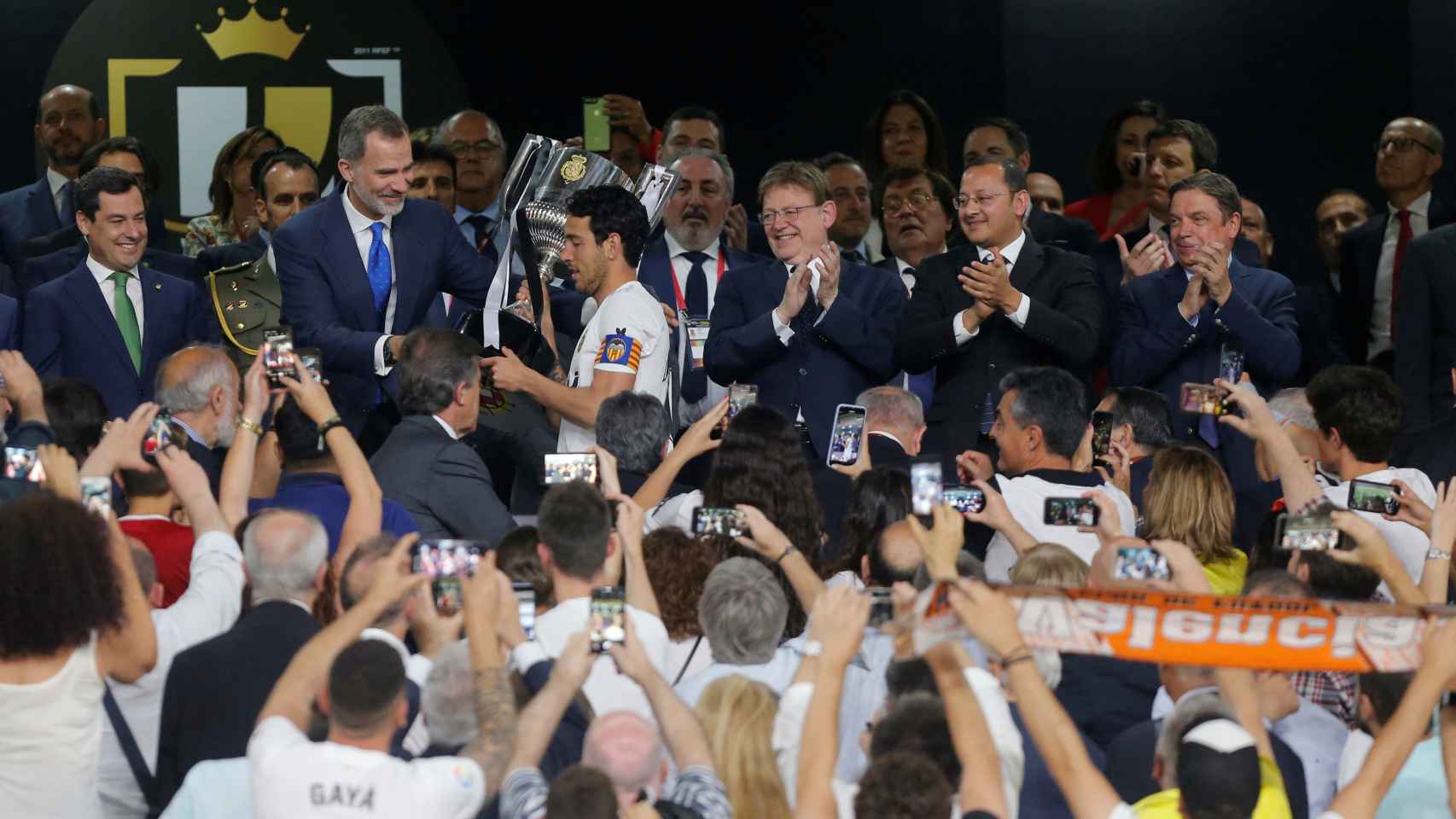 Dani Parejo con el trofeo de la Copa del Rey junto a Felipe VI