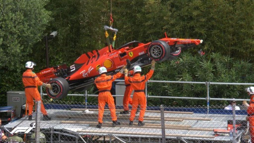Las asistencias sacan el monoplaza de Vettel del circuito de Mónaco. Foto: Twitter (@F1)