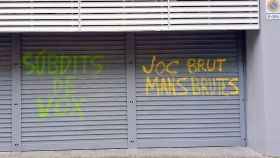 Radicales lanzan pintura amarilla a la sede del PSC y escriben: Súbditos de Vox