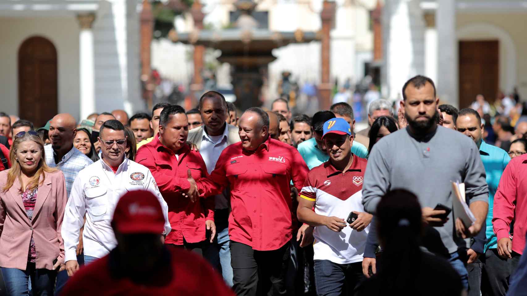 Diosdado Cabello, número dos del régimen chavista y buscado en EEUU por narcotráfico, lidera una marcha a favor ed Maduro en caracas.