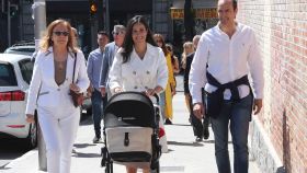 Begoña Villacís acude a votar junto a su marido y su hija pequeña, Inés.