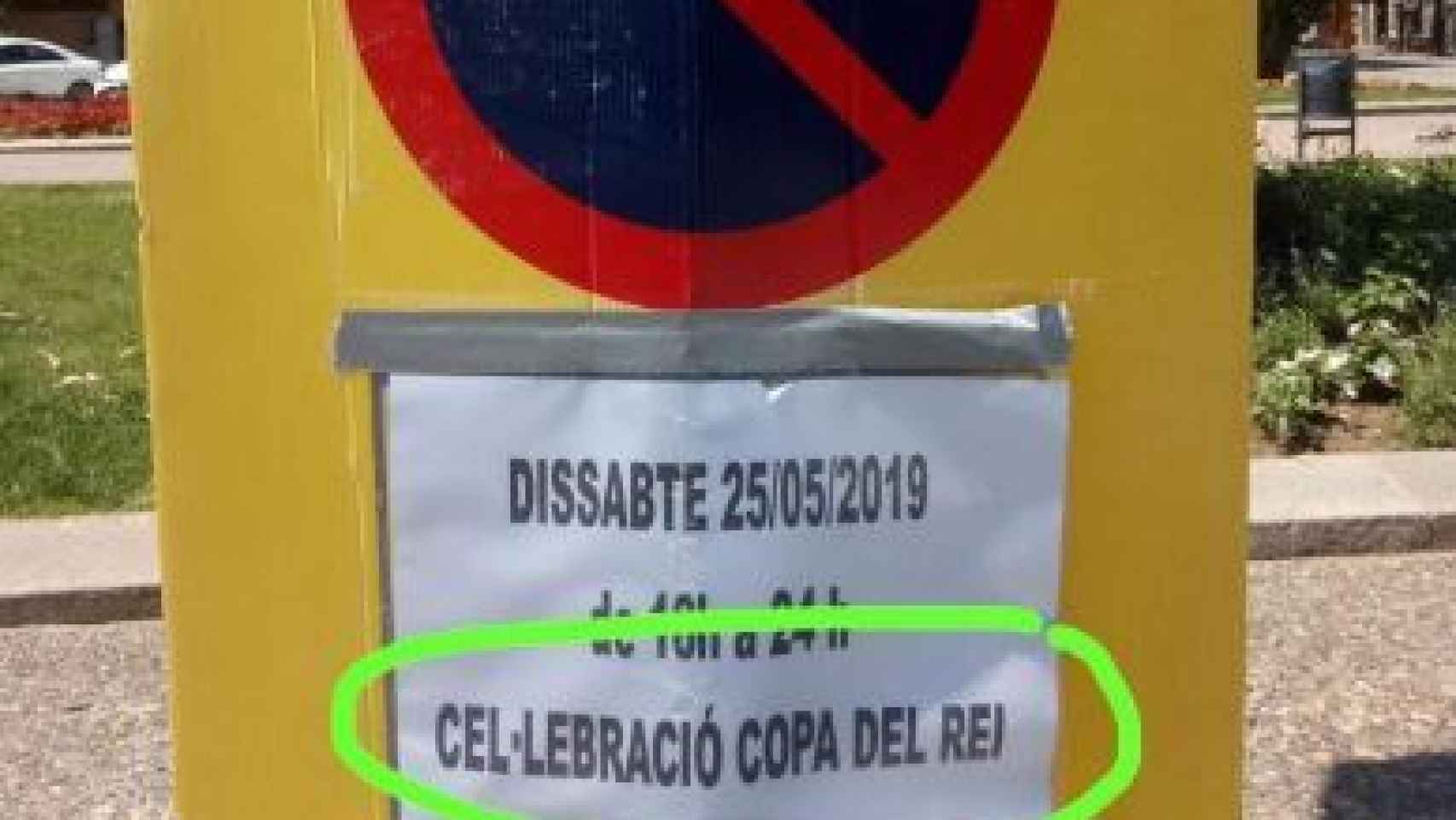 La señal que prohibe aparcar en Girona por la celebración de la Copa
