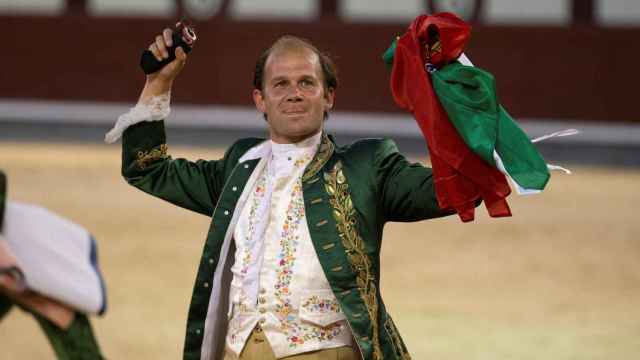 Joao Telles con la oreja y la bandera de Portugal