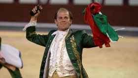 Joao Telles con la oreja y la bandera de Portugal