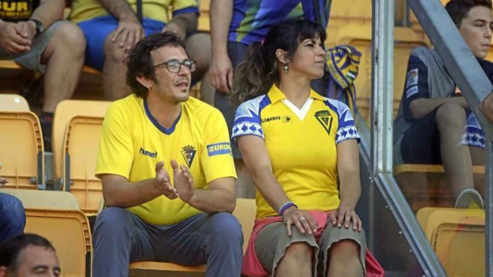 'Kichi' y su pareja, Teresa Rodríguez, viendo un partido del Cádiz CF en el estadio Ramón de Carranza.