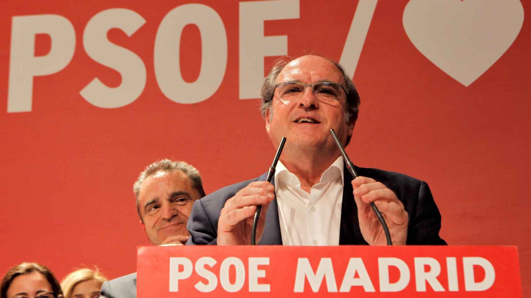 Ángel Gabilondo, candidato del PSOE a la Comunidad de Madrid,  con Feanco detrás el domingo.