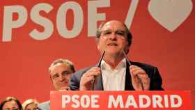Ángel Gabilondo, candidato del PSOE a la Comunidad de Madrid,  con Feanco detrás el domingo.
