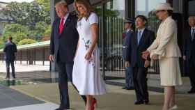 Donald y Melania Trump caminan por delante del emperador Naruhito y la emperatriz Masako, en Tokio.