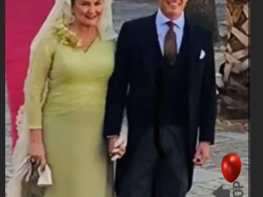 César Cadaval hijo, junto a su madre, en el día de su boda en Sevilla.