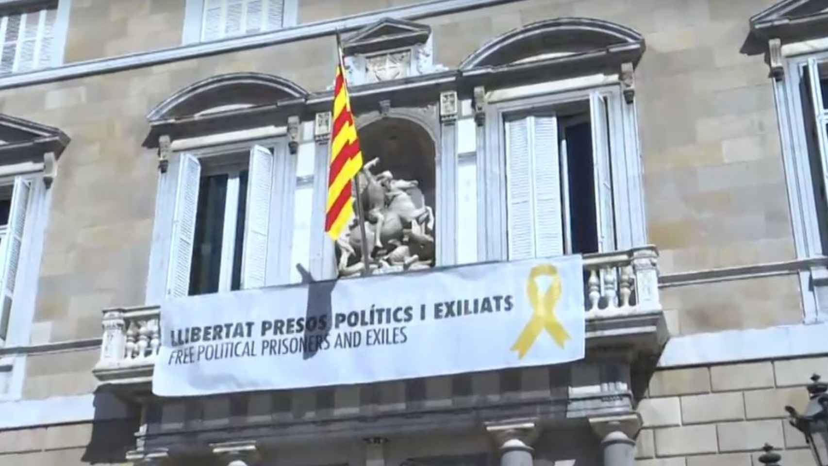 La pancarta en la Generalitat.