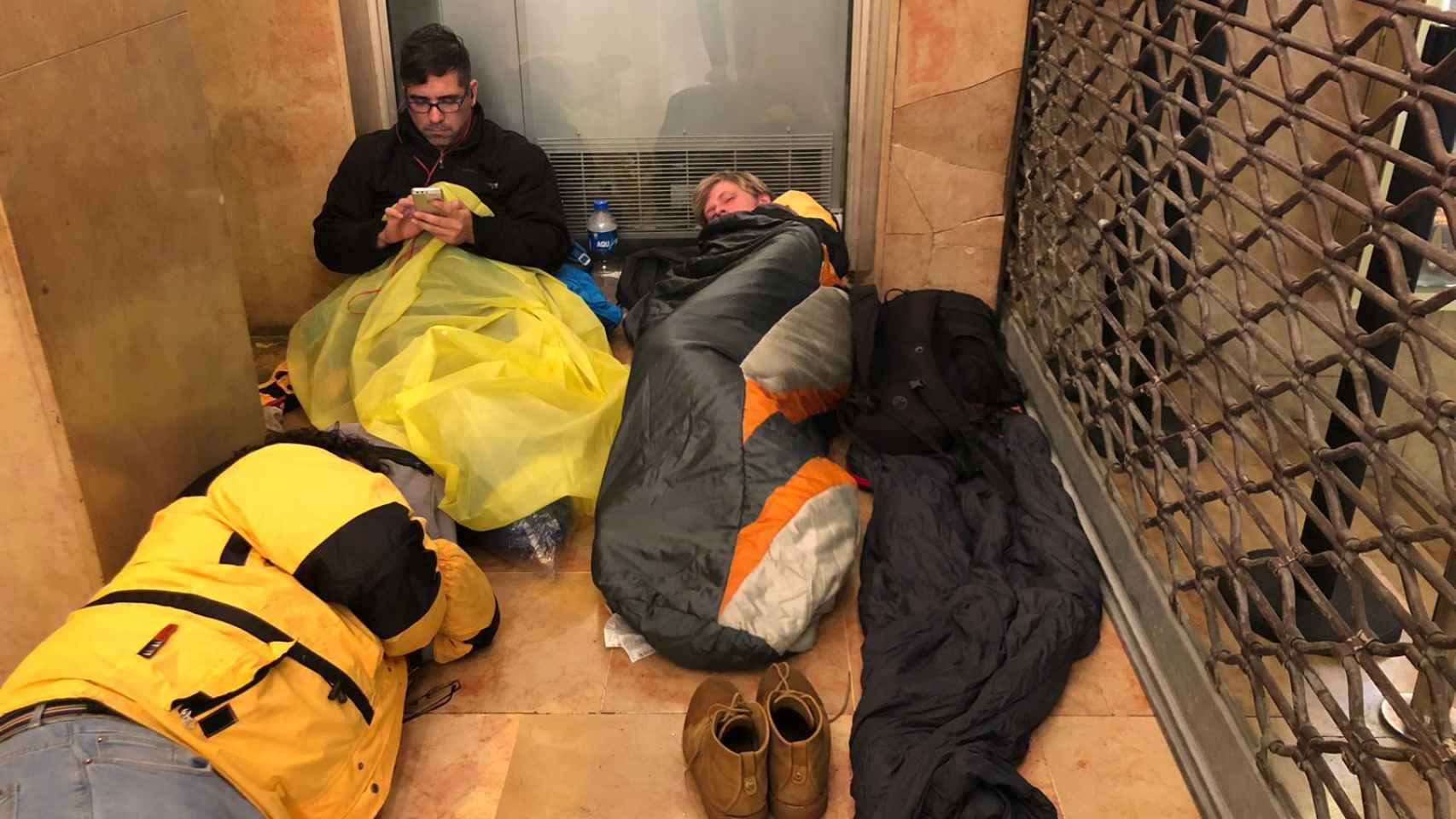 Los 'sin techo' duermen en el soportal de un cine en Cannes.