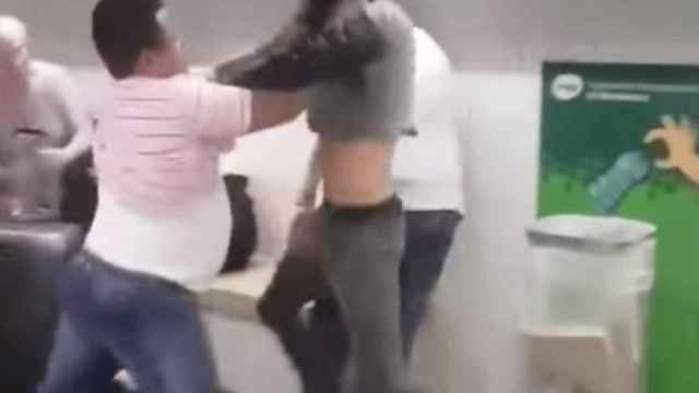 Captura del vídeo en el que varias personas agreden a un carterista