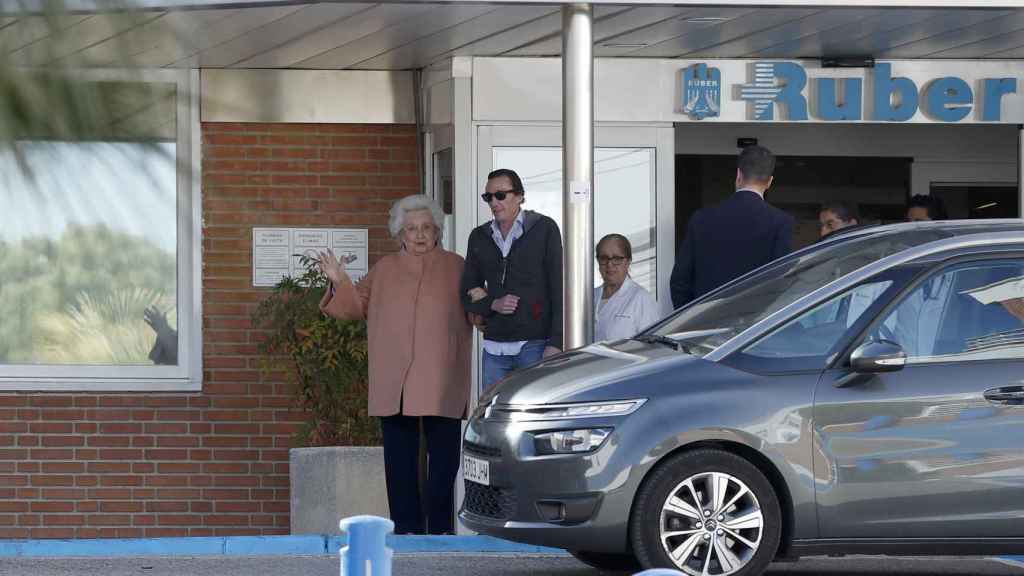 Pilar de Borbon, a la salida del Hospital Ruber, del brazo de su hijo Fernando Gómez Acebo.