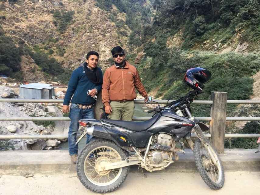 Pujan era aficionado a las motos y las bicis en Nepal