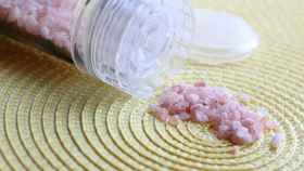 Un bote de sal rosa del Himalaya como la que se puede encontrar en los supermercados españoles