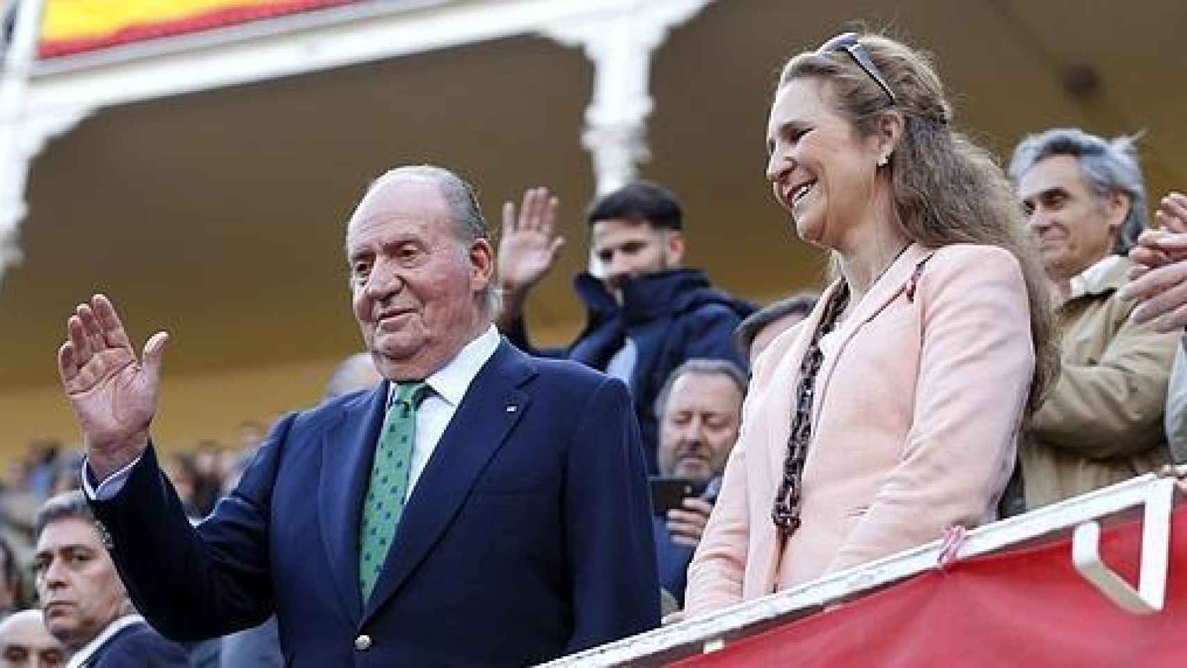 El Rey Juan Carlos y su hija, la infanta Elena, asisten en la plaza de toros de Las Ventas