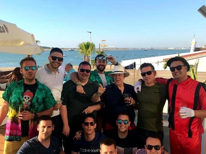 Miguel vestido de Michael Jackson y su grupo de amigos en Sanlúcar de Barrameda.