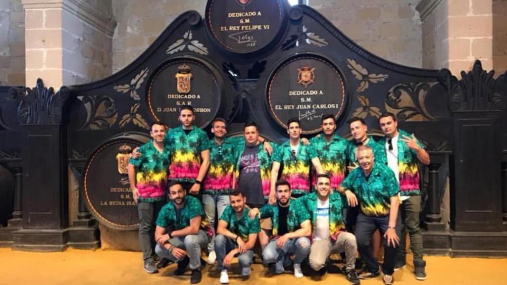 Miguel Marcos y su grupo de amigos de visita en las bodegas González Byass, en Jerez de la Frontera.