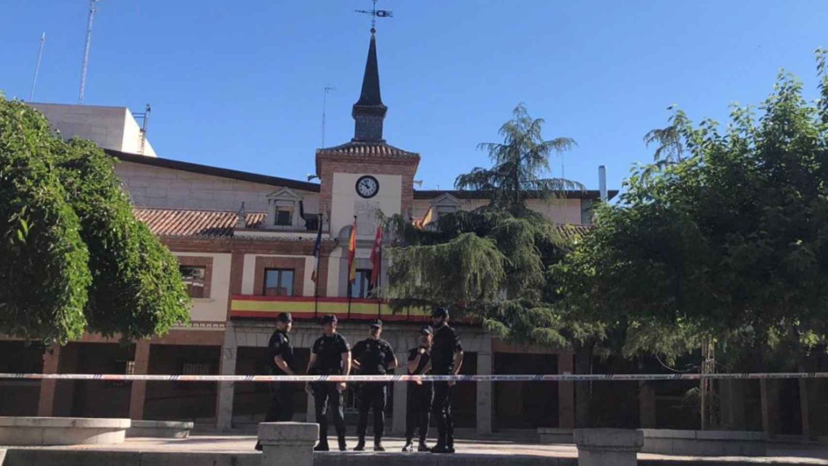 Los agentes de la UDEF delante del ayuntamiento de Madrid.