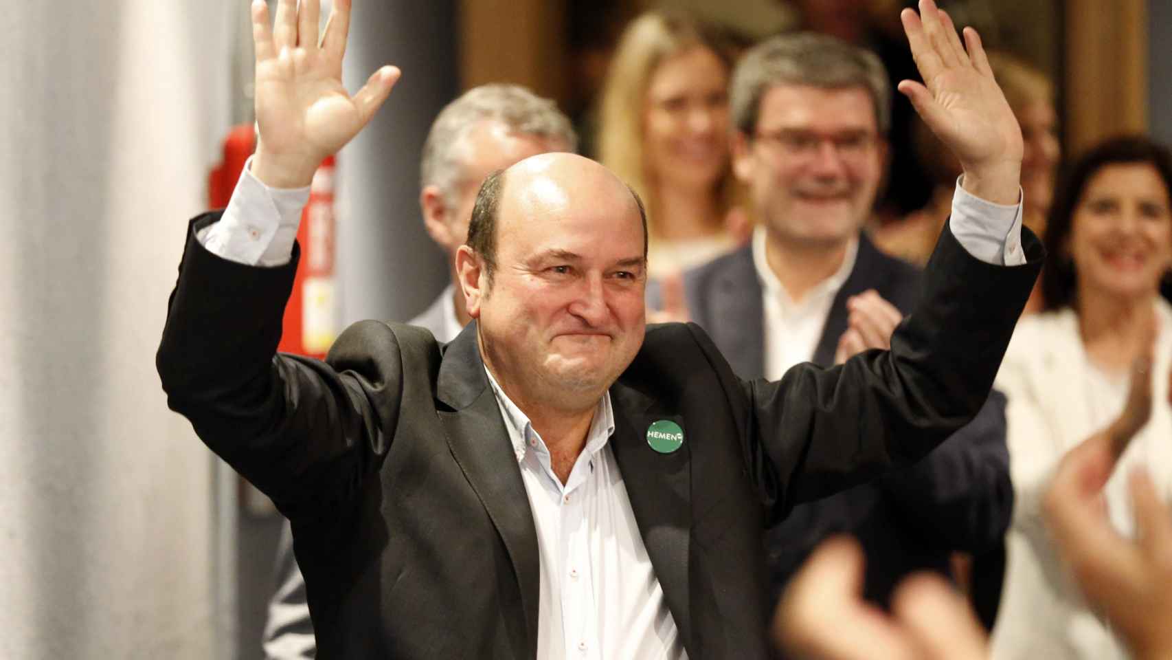 El presidente del PNV Andoni Ortuzar celebra los resultados obtenidos en la elecciones del 26/M esta noche en la sede social del PNV, en Bilbao.