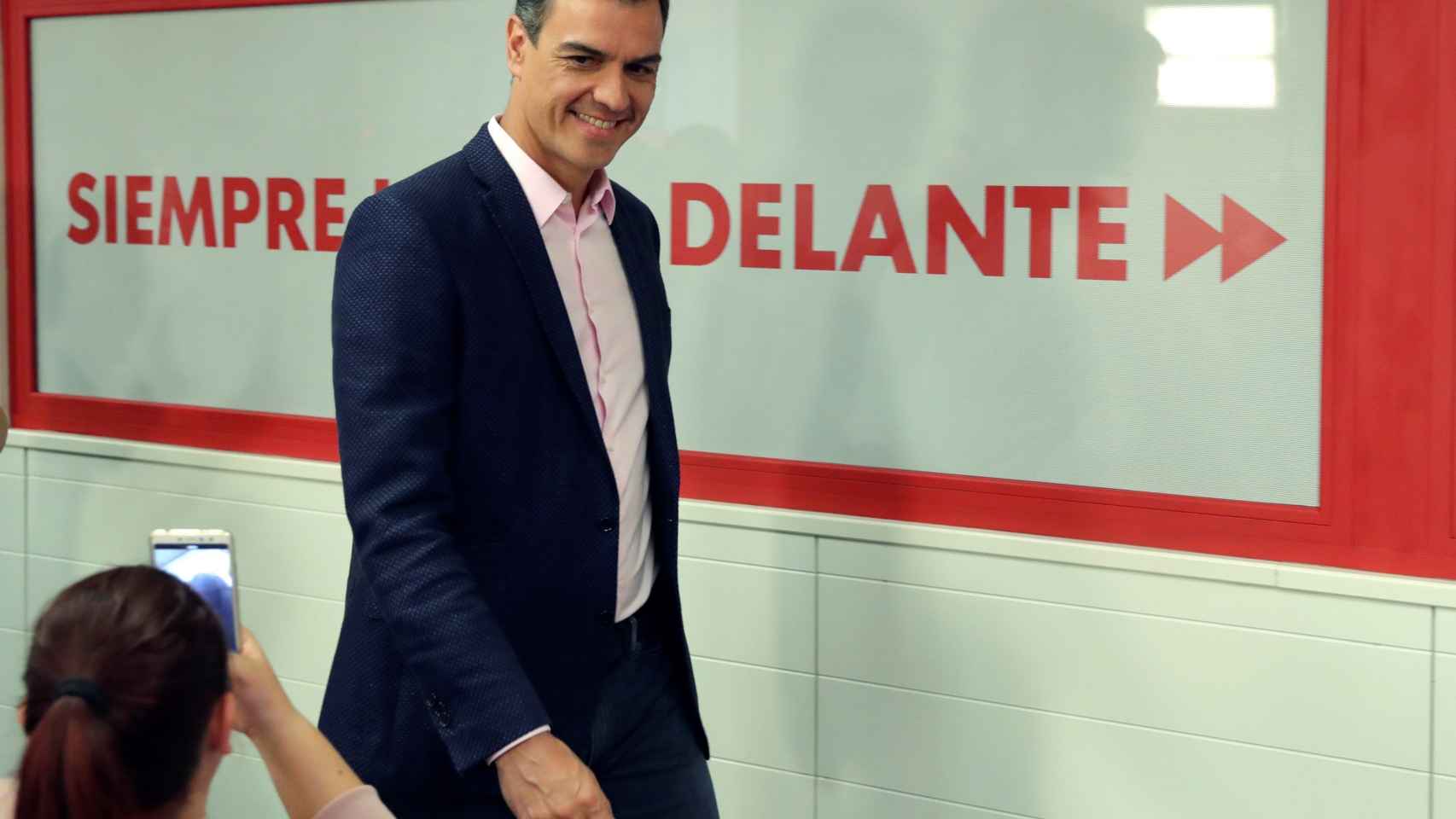 Pedro Sánchez, presidente del Gobierno en funciones,  en la sede del PSOE en Madrid.
