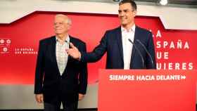 Pedro Sánchez y Josep Borrell valoran los resultados electorales este domingo.
