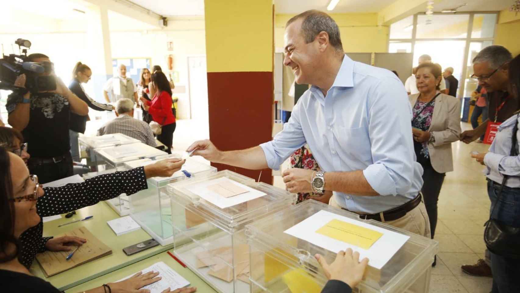 Augusto Hidalgo en el momento de votar.