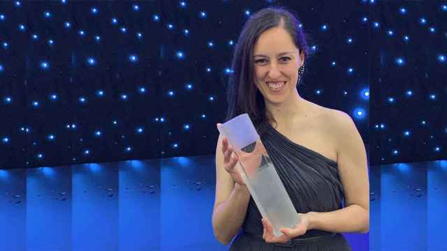 Elena Moral, directora de Ejecución de Proyectos de Talgo, recogiendo su premio en una gala en Londres.