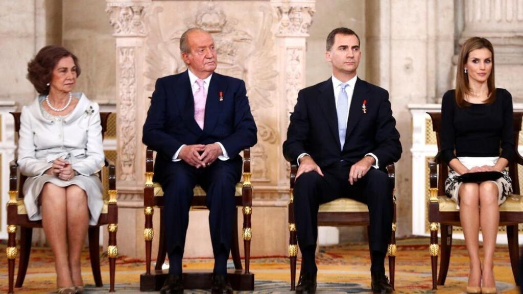 Juan Carlos junto a don Felipe y doña Letizia el día de su abdicación