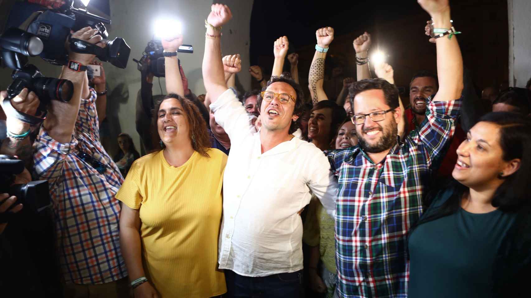 'Kichi' celebra junto a sus compañeros la victoria de Podemos en Cádiz