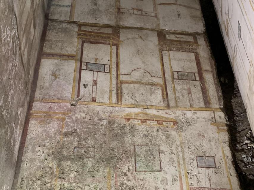 Pared de la Domus Aurea decorada con frescos que representan un edificio.