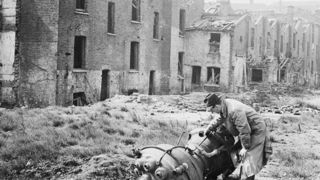 Un británico examina el motor de una V-2 tras una explosión cerca de Londres. Imperial War Museum / Wikimedia Commos