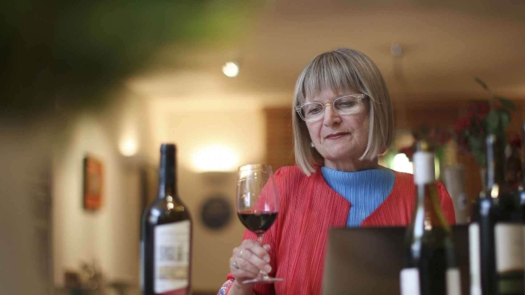 Jancis Robinson lleva más de cuarenta años catando y escribiendo sobre vino.