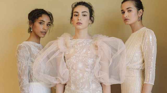 Tres modelos posan con los nuevos diseños para novia de Paula del Vas.