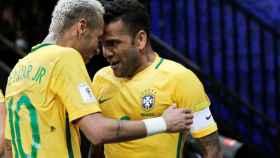 Dani Alves y Neymar durante un partido de la selección brasileña