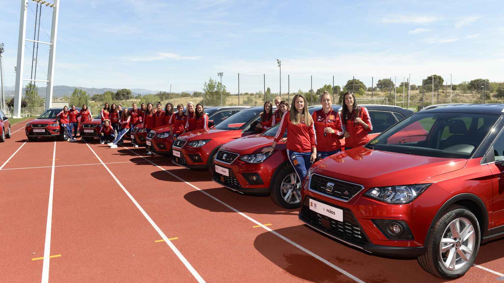 Las jugadoras de la Selección Española Femenina de Fútbol, junto a los SEAT en el acto celebrado en la Ciudad del Fútbol de Las Rozas