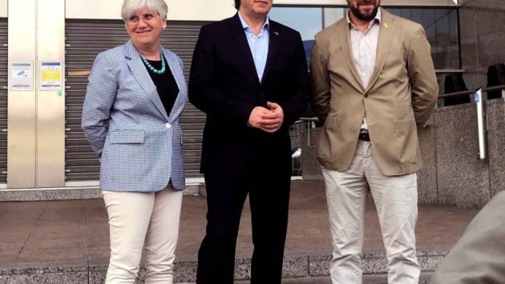 Carles Puigdemont, junto a Toni Comín y Clara Ponsatí.