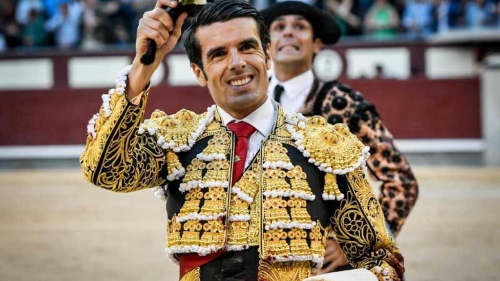 Emilio de Justo con la oreja de 'Director'