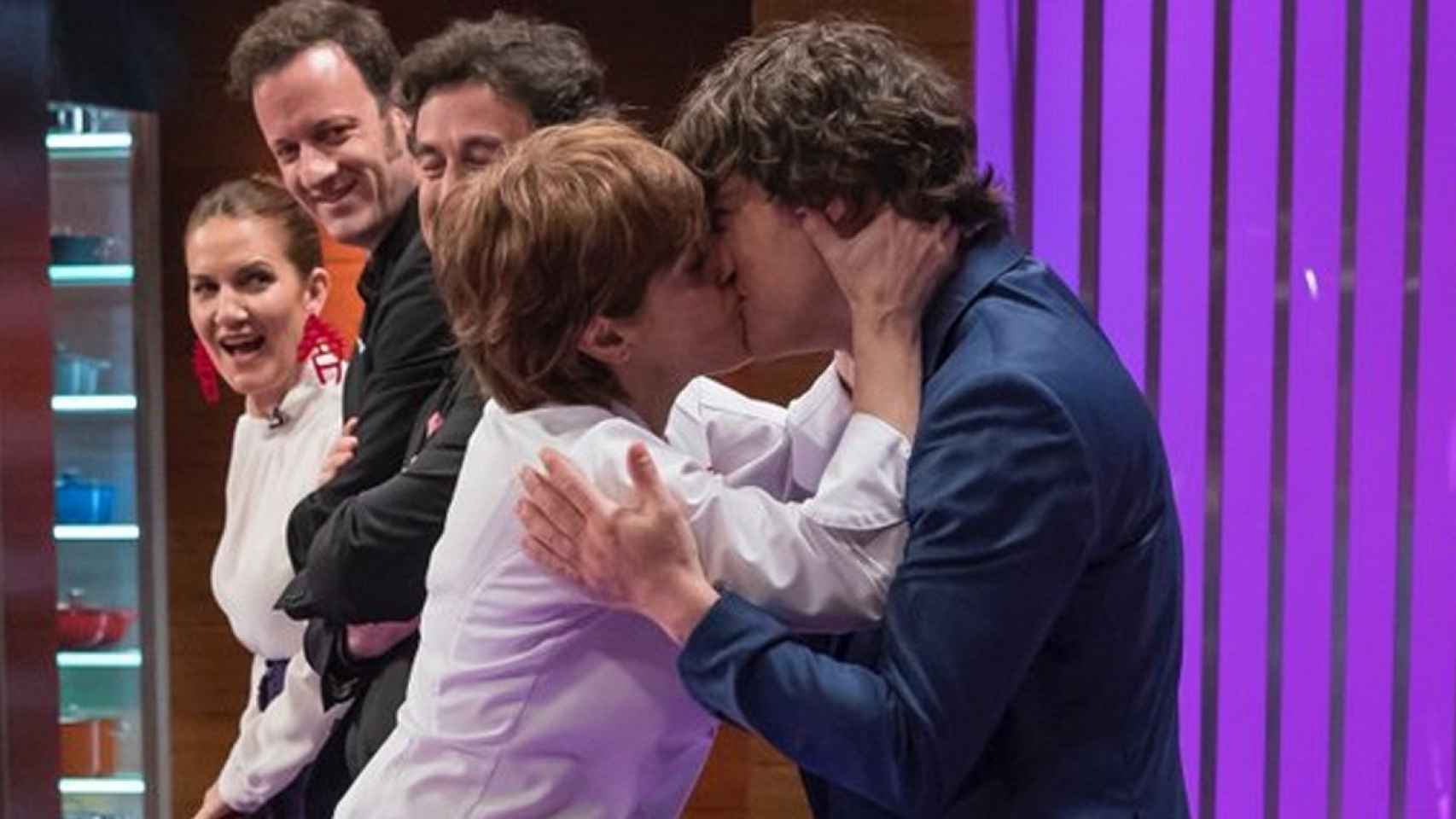 Anabel Alonso besando a Jordi Cruz en 'MasterChef'.